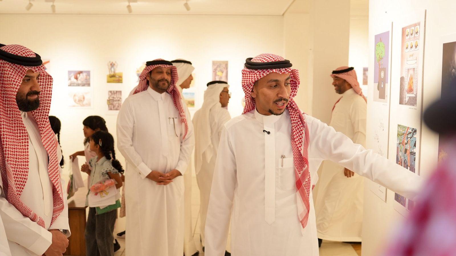 يفتتح المهندس أحمد بن عبدالله المفتاح نائب مدير عام مكتب وزارة البيئة والمياه والزراعة، وبحضور مديري إدارات البيئة والزراعة ورئيس قسم التنوع الأحيائي، معرض #أثرك_أخضر في دار نورة الموسى للثقافة والفنون، بمشاركة ممثلي الاتصال المؤسسي والإعلام لتغطية هذا الحدث البيئي المميز. 🌿