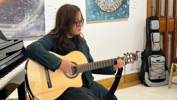 مستمرين في العروض الموسيقية الحيّة  لمسابقة هاكاثون فن ثون مسار الموسيقى، قدّمتها الفنانة تالين داني أحمد  برفقها عائلتها الموسيقية الداعمة لها 🎶