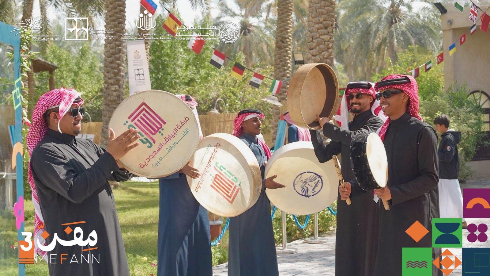 بين رائحة القهوة وأصالة المكان، صدحت الأغاني الشعبية لترحب بضيوفنا. يوم حافل بالفن والحياة.
