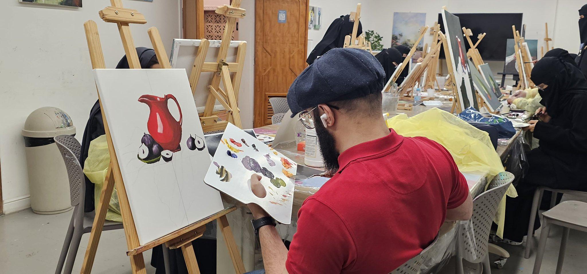 مقتطفات من معسكر الريشة الزيتية 🎨 مع كل حركة فرشاة، بدأت الألوان تنبض بالحياة، لتروي قصص الإبداع التي حملها المشاركون من القلب